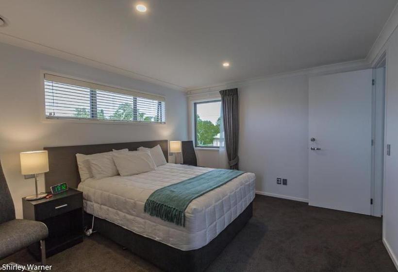 בית מלון כפרי The York Apartments