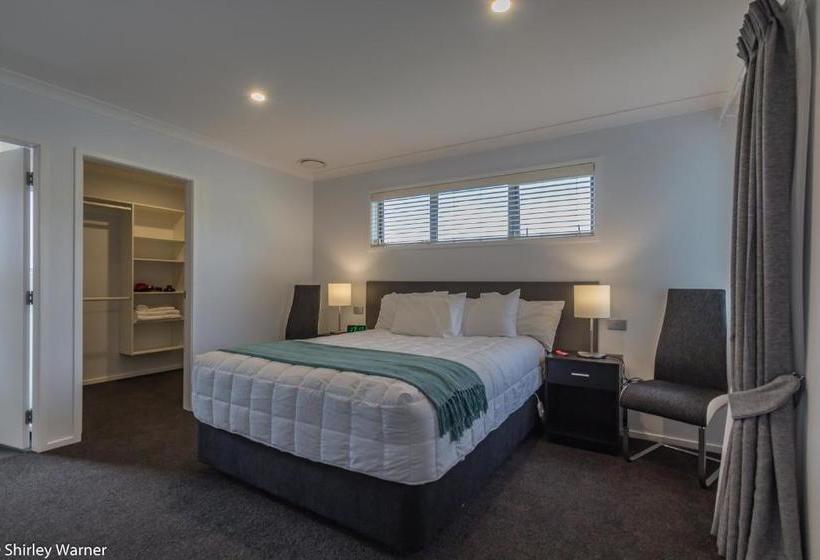 בית מלון כפרי The York Apartments