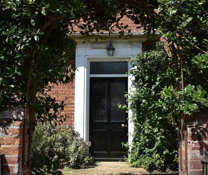 בית מלון כפרי At The Farmhouse Hunters Hall