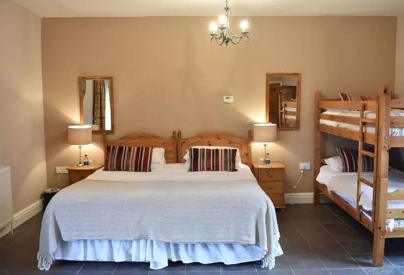 Hotelli At The Farmhouse Hunters Hall