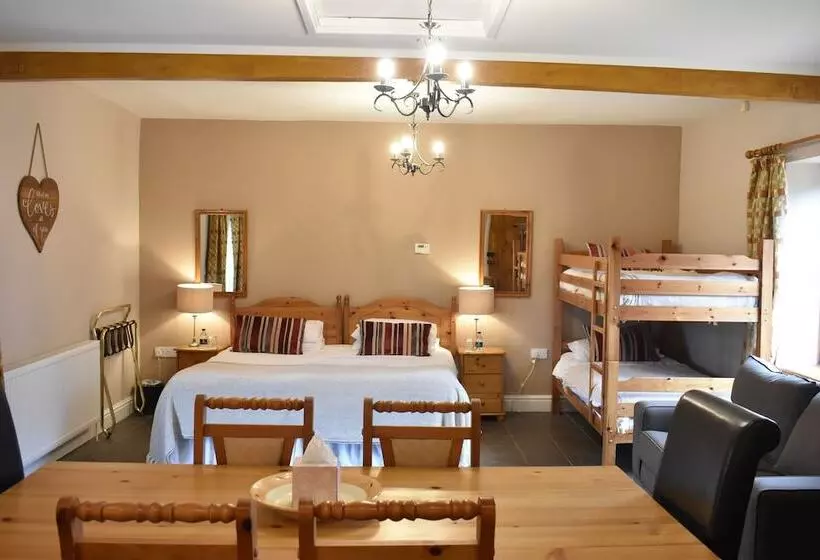 Hotelli At The Farmhouse Hunters Hall