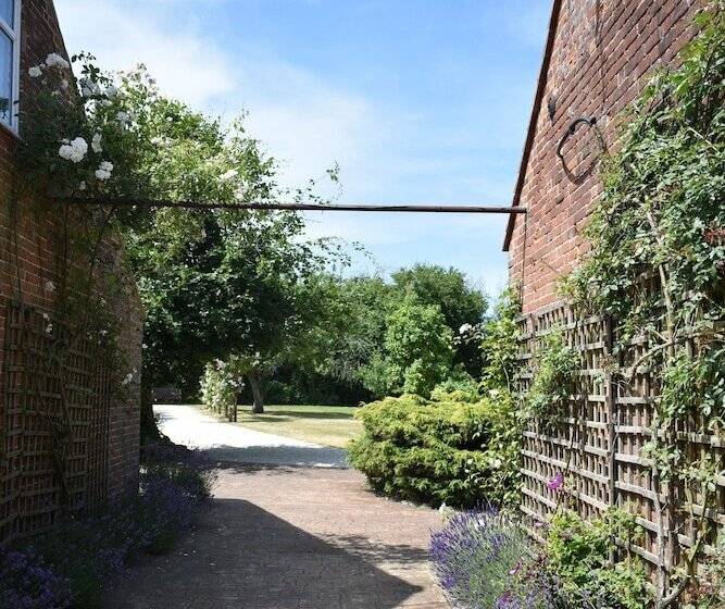 בית מלון כפרי At The Farmhouse Hunters Hall