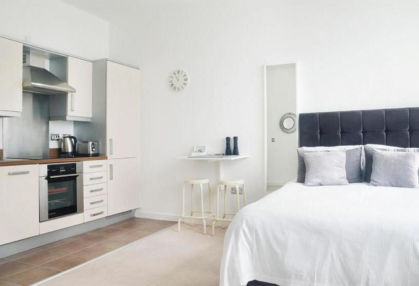 בית מלון כפרי City Stay Apartments The Hub