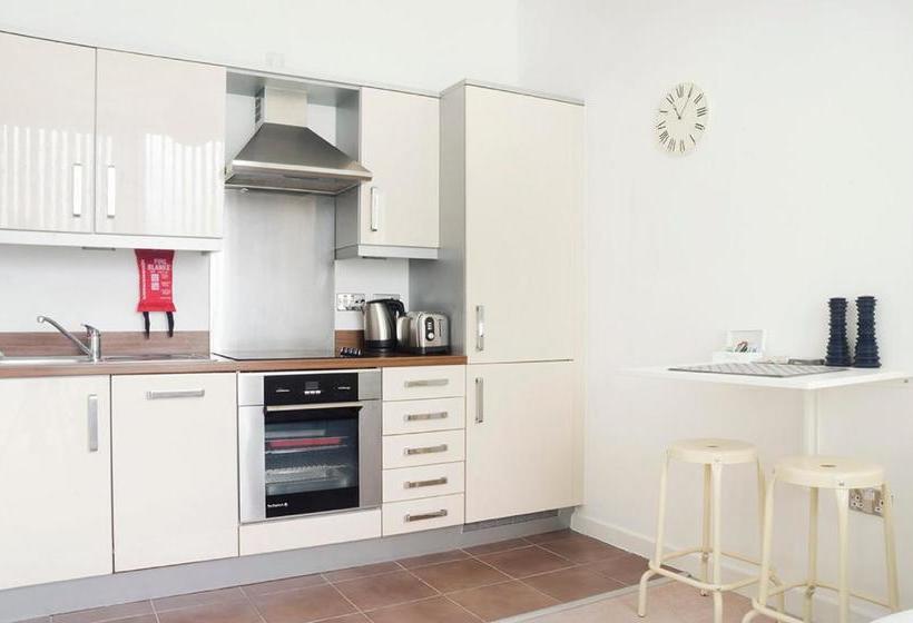 בית מלון כפרי City Stay Apartments The Hub