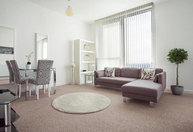 בית מלון כפרי City Stay Apartments The Hub