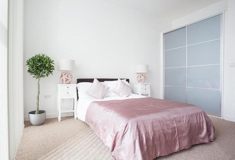 בית מלון כפרי City Stay Apartments The Hub