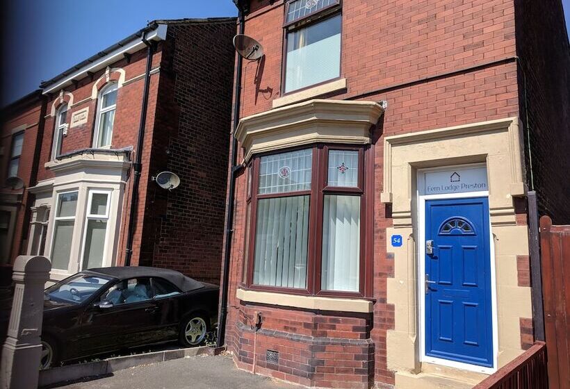 ホテル 4 Bedroom House At Fern Lodge Preston Serviced Accommodation   Free Wifi & Parking