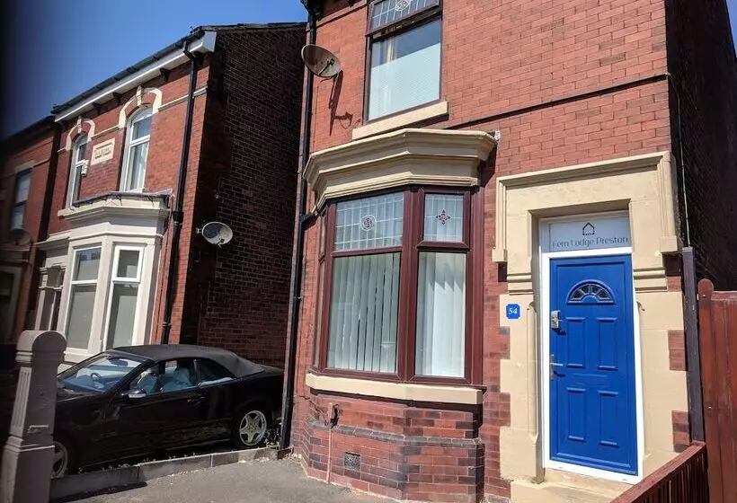 ホテル 4 Bedroom House At Fern Lodge Preston Serviced Accommodation   Free Wifi & Parking