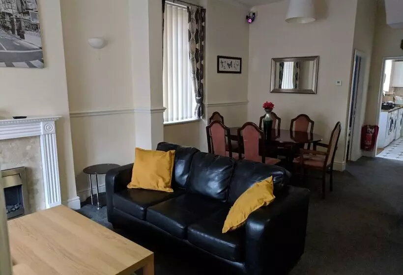 ホテル 4 Bedroom House At Fern Lodge Preston Serviced Accommodation   Free Wifi & Parking