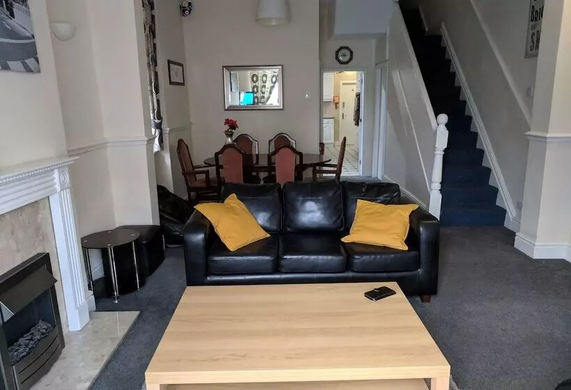 ホテル 4 Bedroom House At Fern Lodge Preston Serviced Accommodation   Free Wifi & Parking