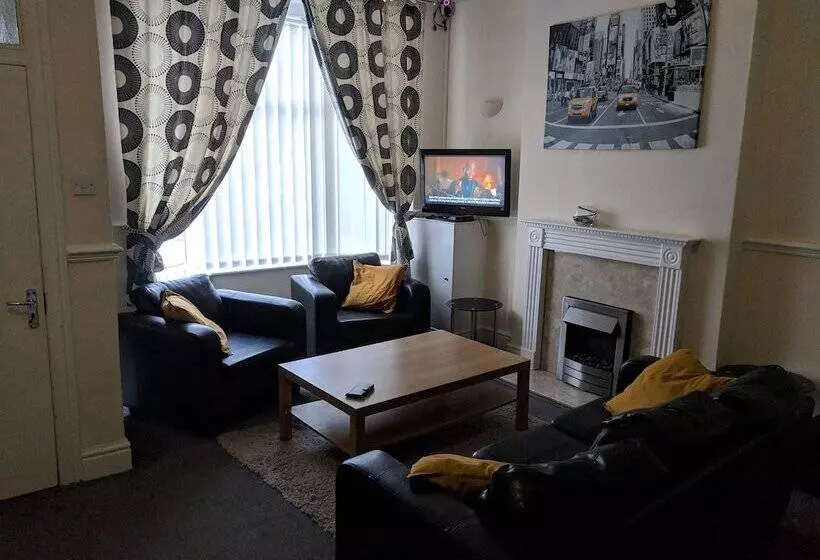 ホテル 4 Bedroom House At Fern Lodge Preston Serviced Accommodation   Free Wifi & Parking