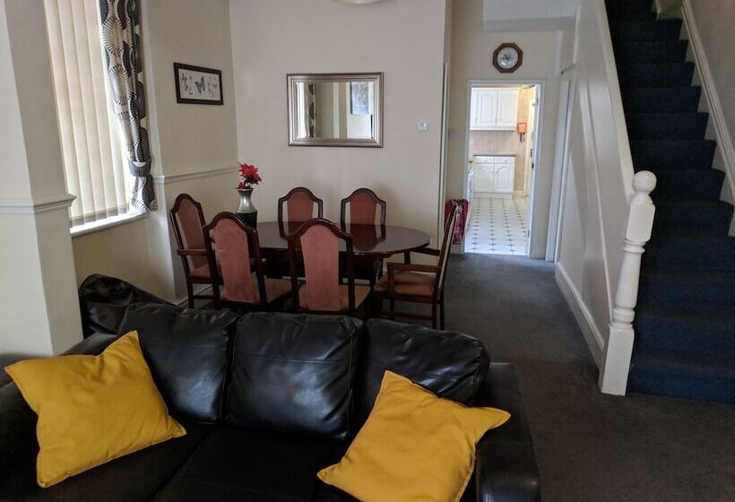 ホテル 4 Bedroom House At Fern Lodge Preston Serviced Accommodation   Free Wifi & Parking