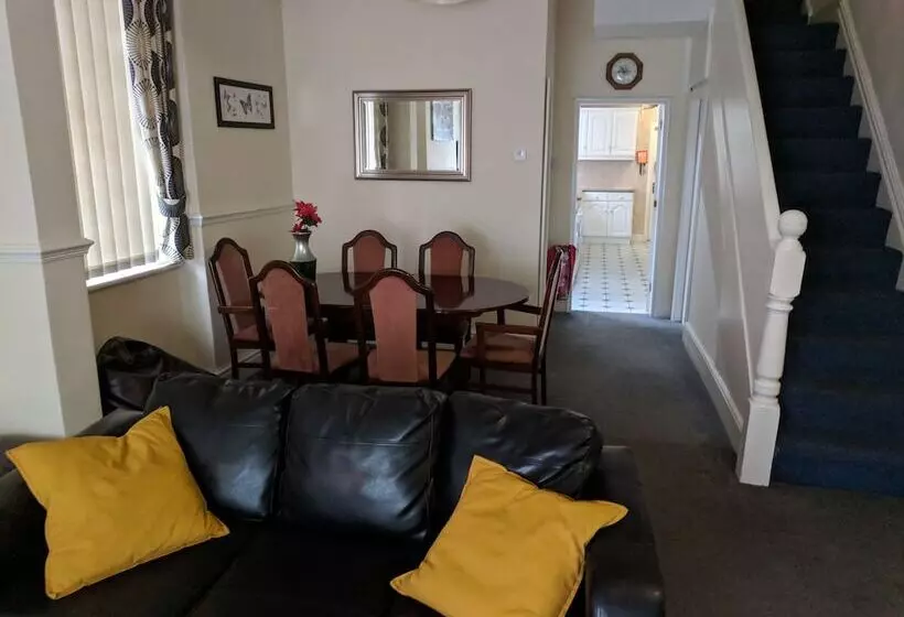 ホテル 4 Bedroom House At Fern Lodge Preston Serviced Accommodation   Free Wifi & Parking