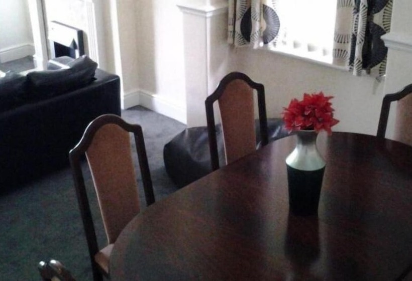 ホテル 4 Bedroom House At Fern Lodge Preston Serviced Accommodation   Free Wifi & Parking