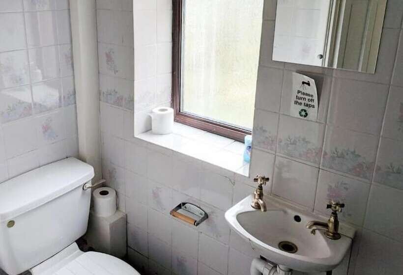 ホテル 4 Bedroom House At Fern Lodge Preston Serviced Accommodation   Free Wifi & Parking