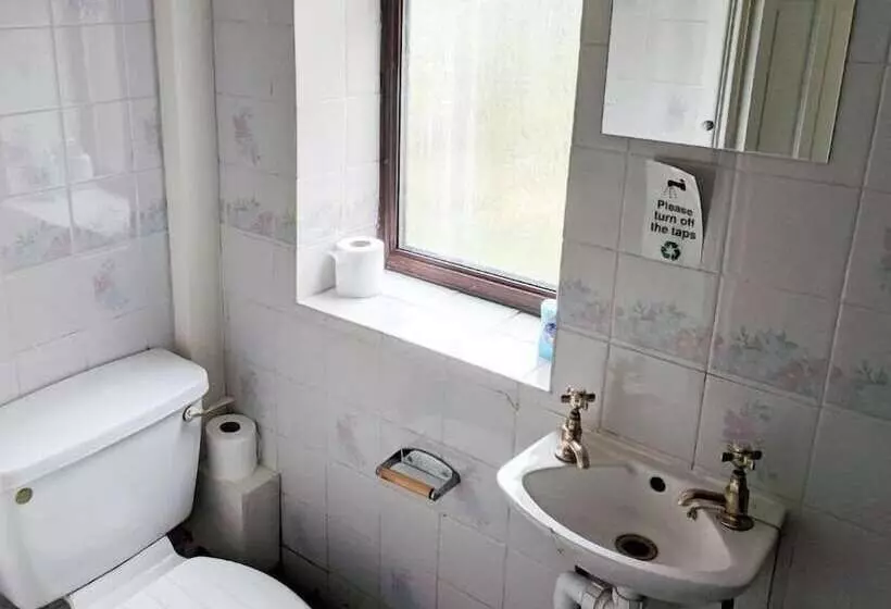 ホテル 4 Bedroom House At Fern Lodge Preston Serviced Accommodation   Free Wifi & Parking