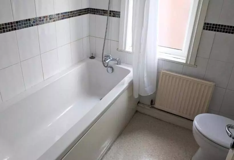 ホテル 4 Bedroom House At Fern Lodge Preston Serviced Accommodation   Free Wifi & Parking