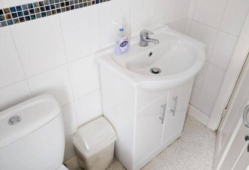 ホテル 4 Bedroom House At Fern Lodge Preston Serviced Accommodation   Free Wifi & Parking