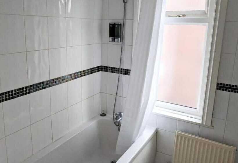 ホテル 4 Bedroom House At Fern Lodge Preston Serviced Accommodation   Free Wifi & Parking