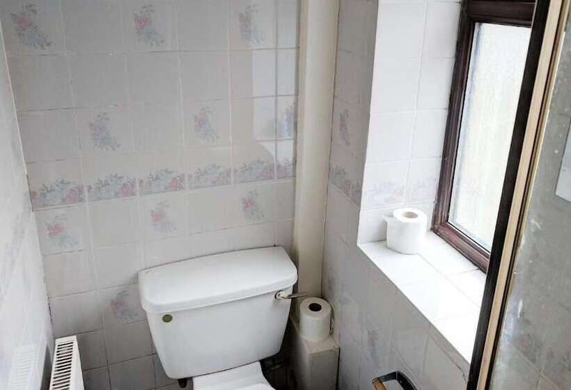 ホテル 4 Bedroom House At Fern Lodge Preston Serviced Accommodation   Free Wifi & Parking