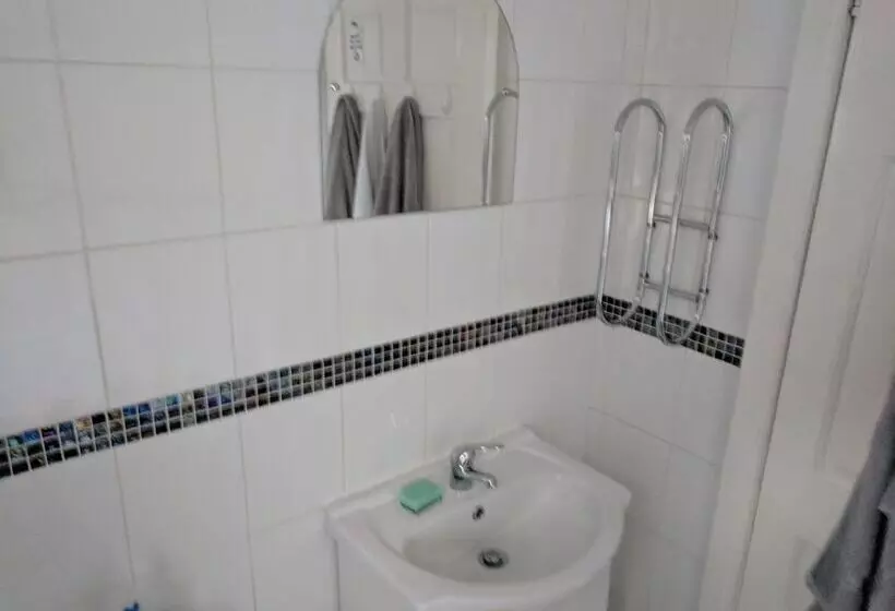 ホテル 4 Bedroom House At Fern Lodge Preston Serviced Accommodation   Free Wifi & Parking