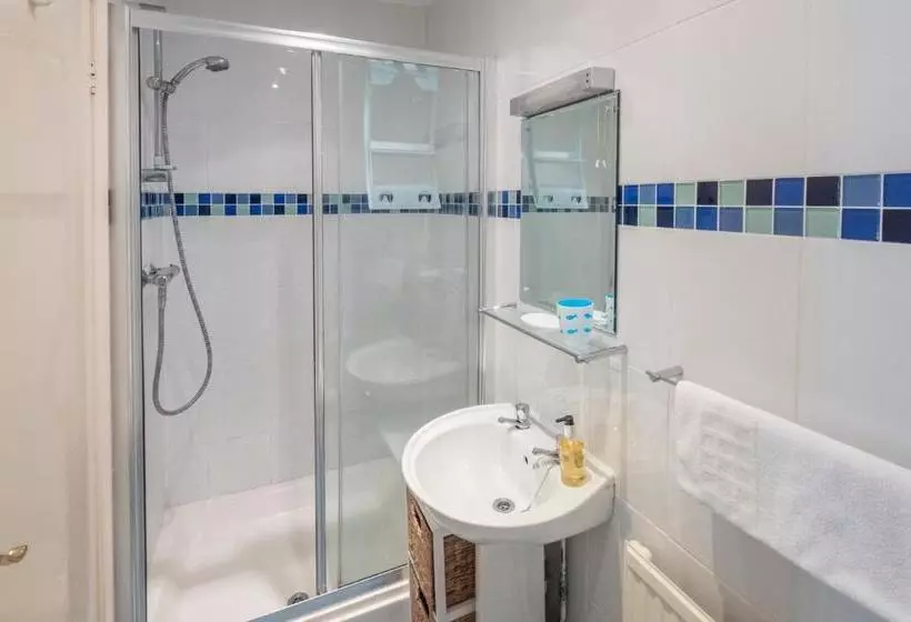 Hotelli Luccombe Villa Holiday Apartments