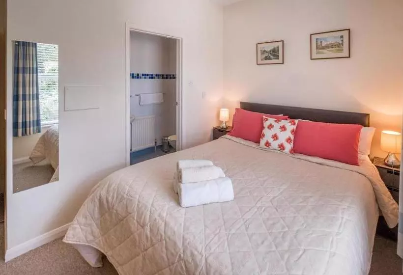 Hotelli Luccombe Villa Holiday Apartments