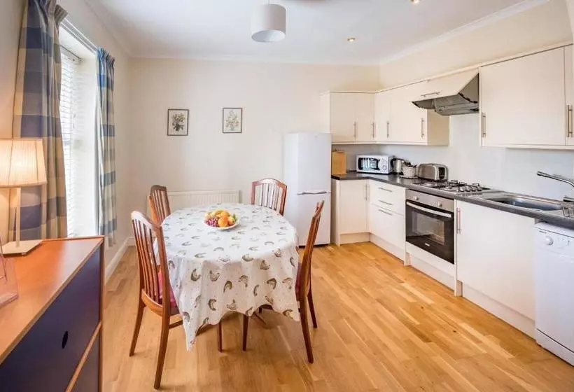 Hotelli Luccombe Villa Holiday Apartments