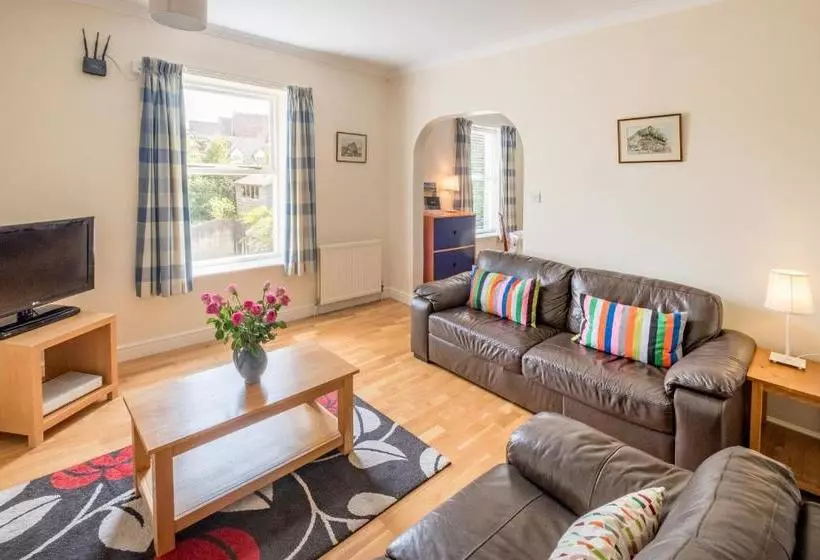 Hotelli Luccombe Villa Holiday Apartments