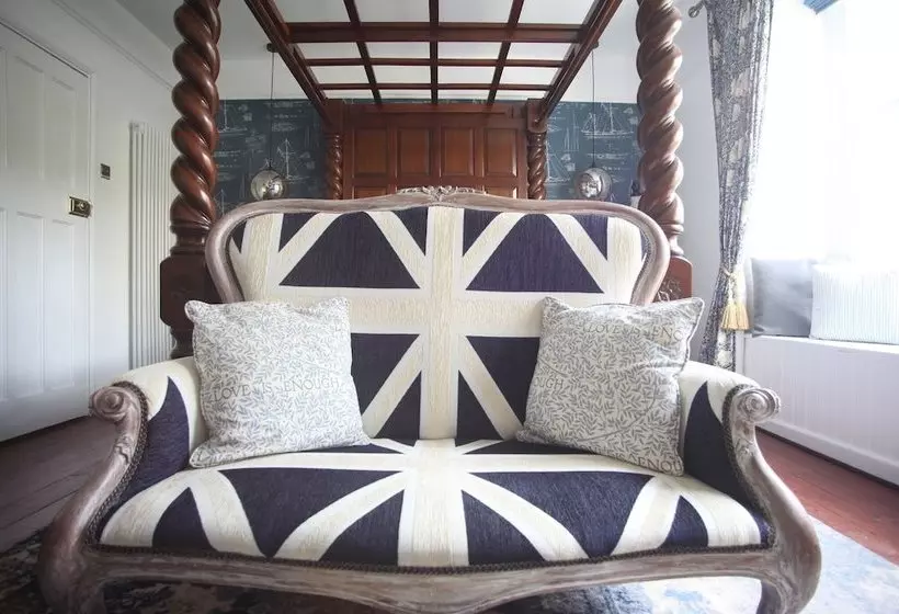 Hotel Old Embassy House