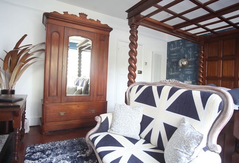 Hotel Old Embassy House