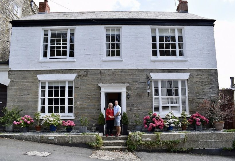 Hotel Old Embassy House