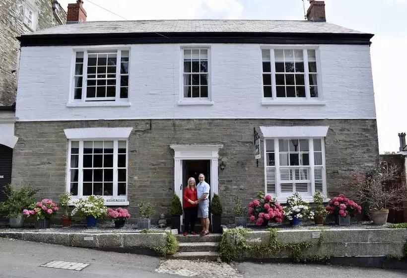 Hotel Old Embassy House