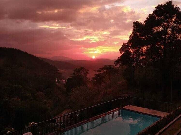 فندق The Grand Hills