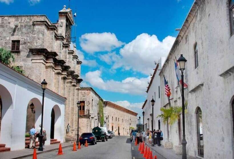 هتل Tau Casa Reyes