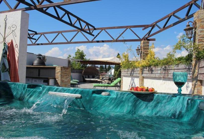 호텔 V Gostyah U Julii Guest House