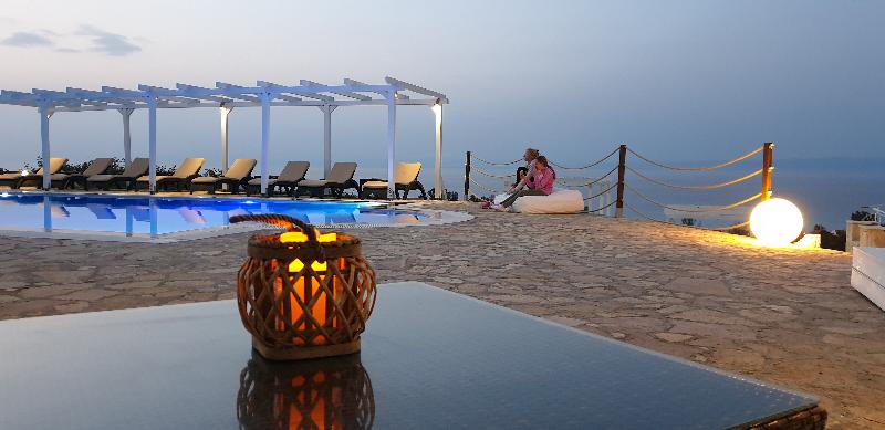 Bungalow White Apartments And Suites