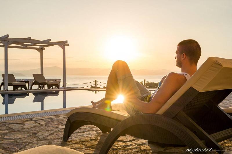 Bungalow White Apartments And Suites