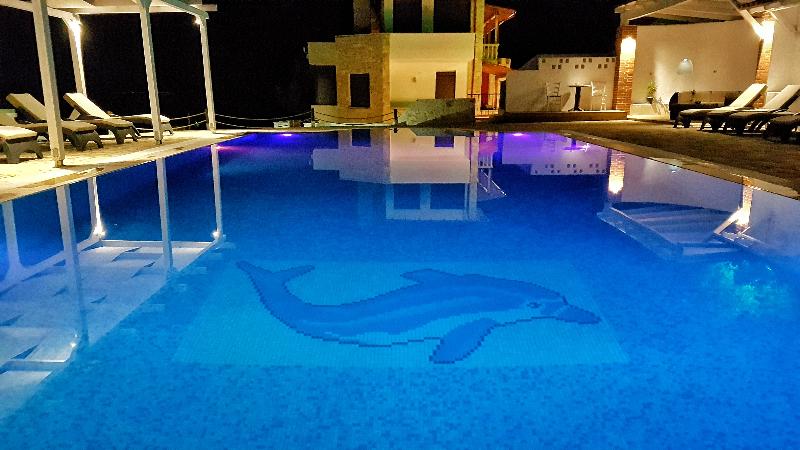 Bungalow White Apartments And Suites