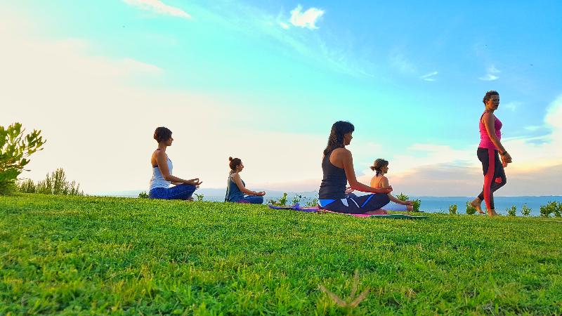 Bungalow White Apartments And Suites