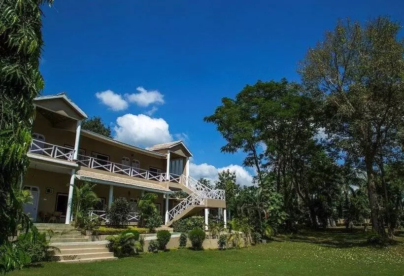 ホテル Tiger S Den Resort Bandhavgarh