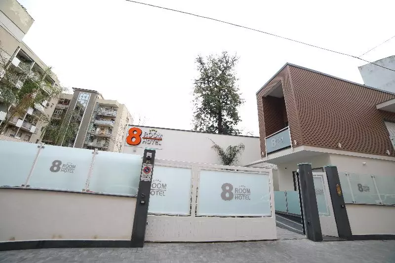 هتل 8 Room