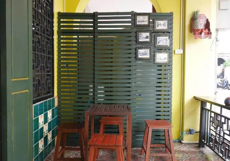 هتل Phuket Old Town Hostel