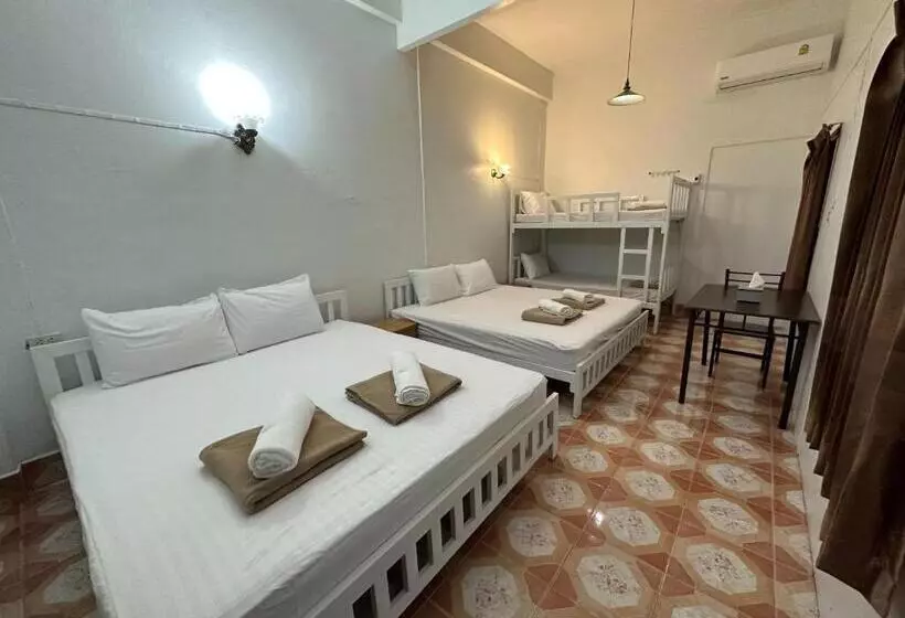 هتل Phuket Old Town Hostel