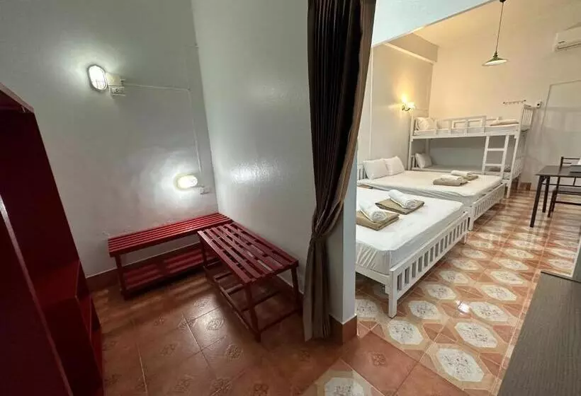 هتل Phuket Old Town Hostel