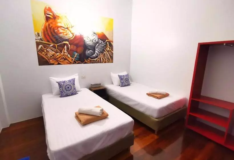هتل Phuket Old Town Hostel