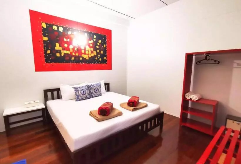 هتل Phuket Old Town Hostel