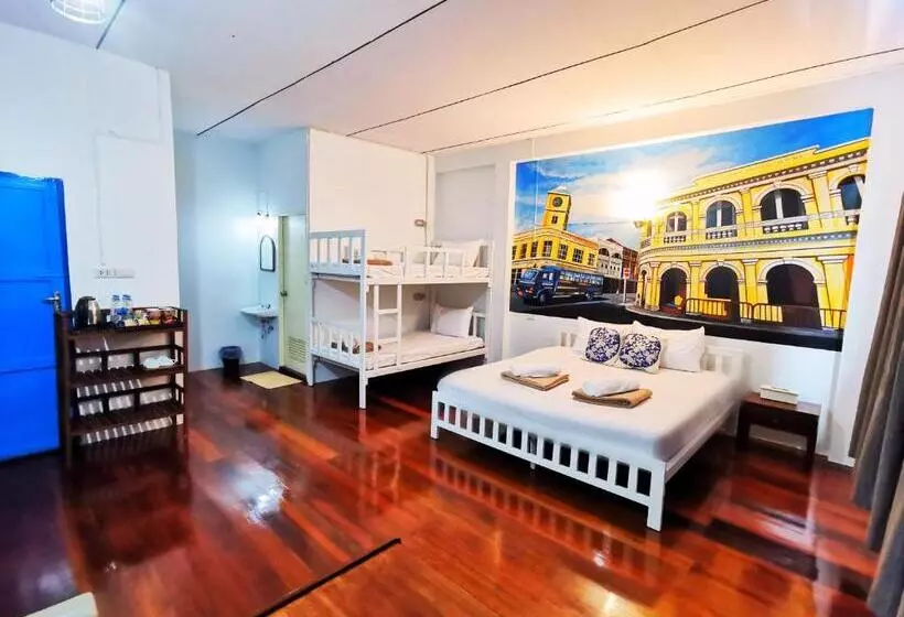 هتل Phuket Old Town Hostel