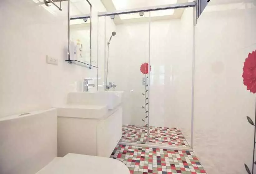 هتل Love Traveling B&b