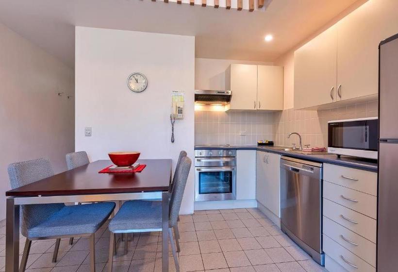 Отель Lantern Apartments